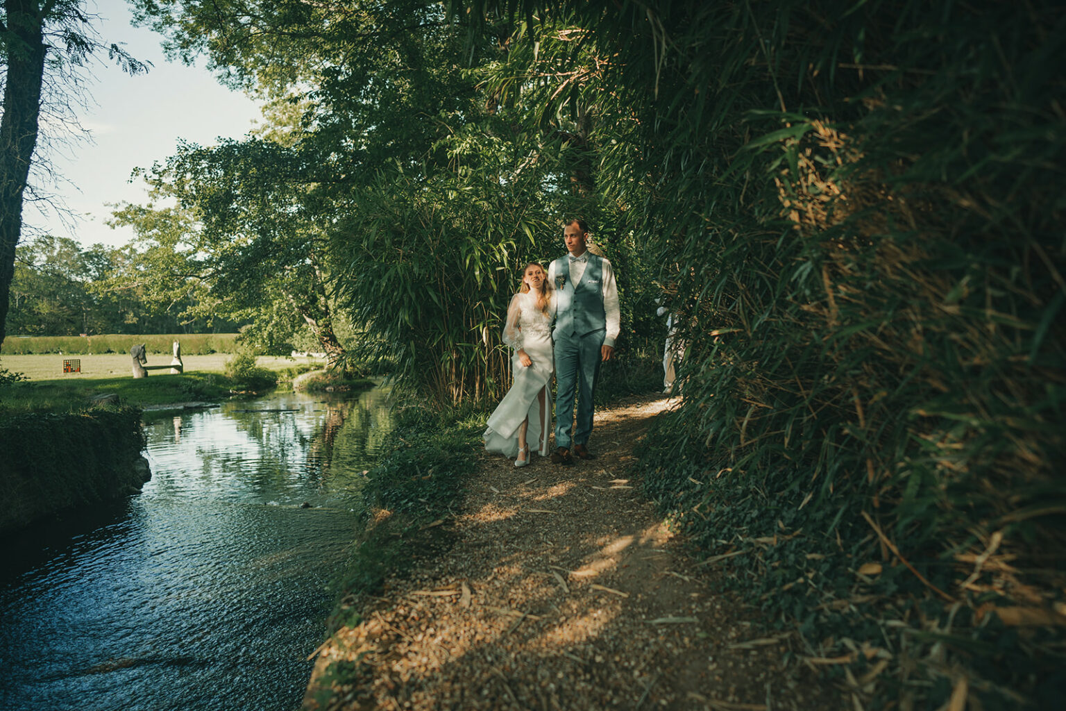 le mariage Fany et Jérémie au moulin des cherottes dans l'Eure au bord de l'Iton par Alain Leprévost photographe vidéaste de mariage en Normandie