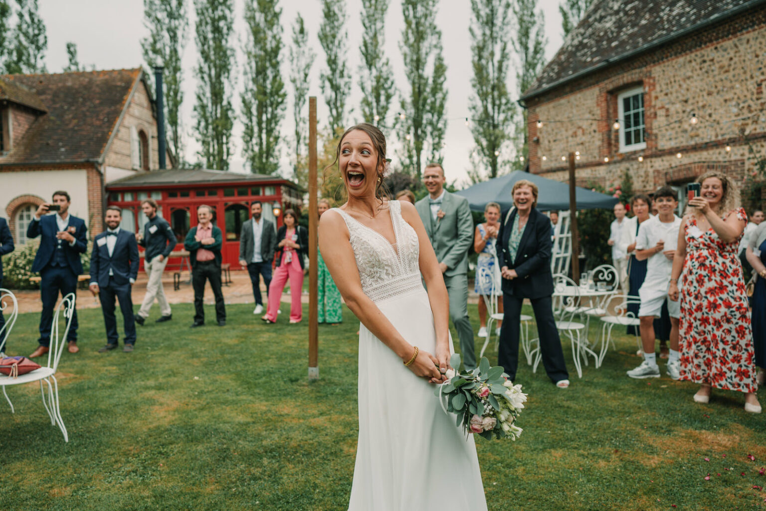 Le lancer de bouquet de la mariée